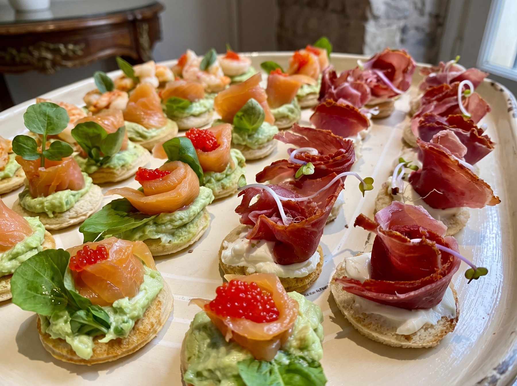Bocados salados variados con salmón, jamón crudo y verdes