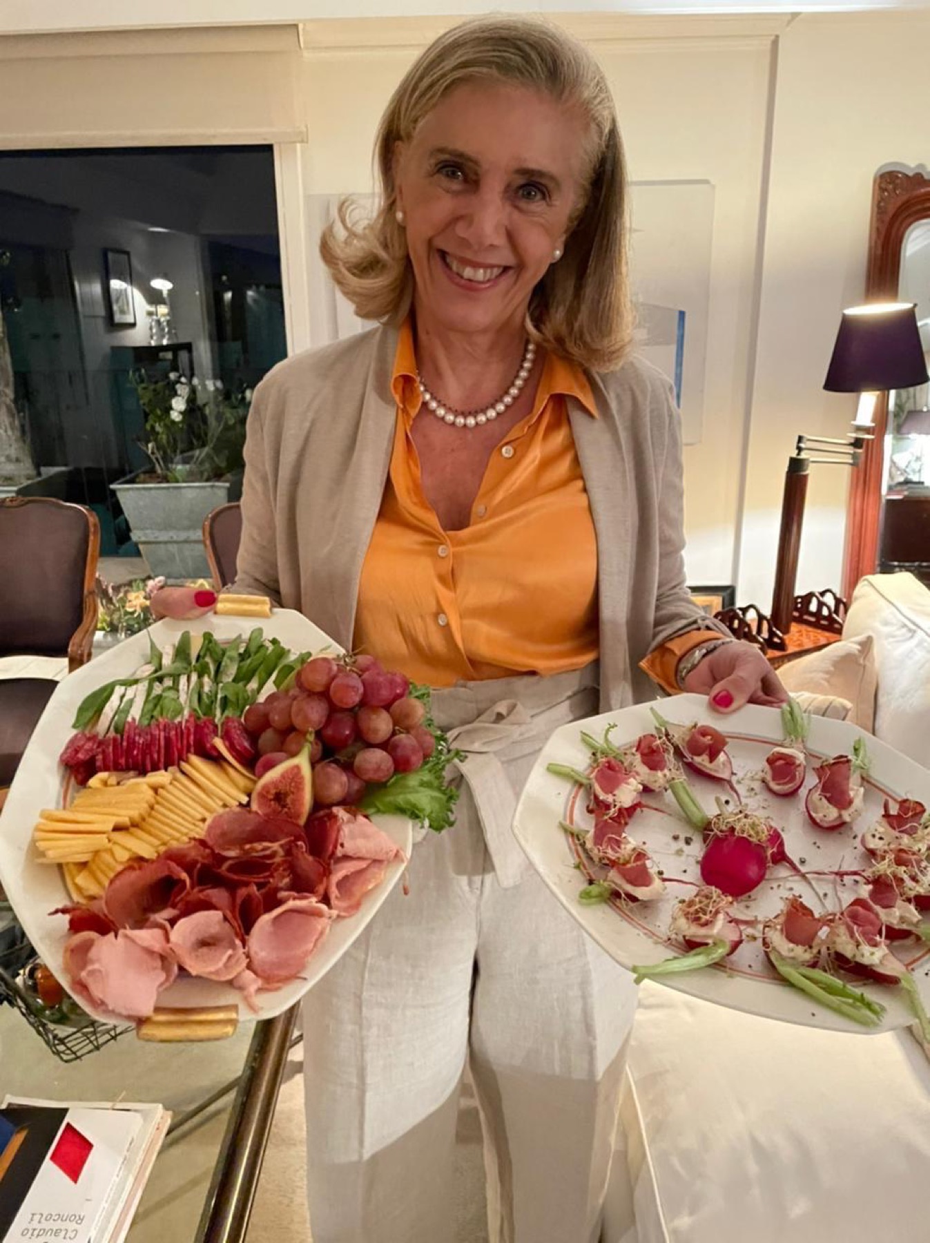 Clarisa presentando fuentes de catering para una reunión