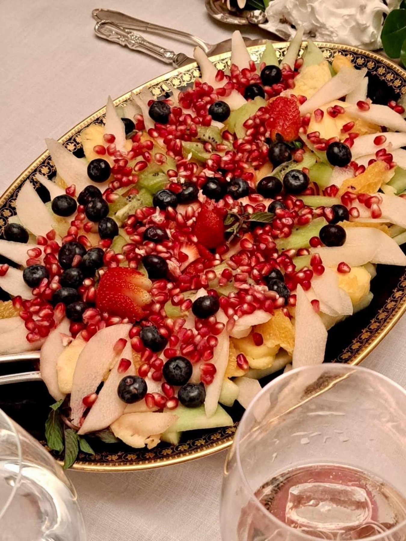 Fuente de frutas frescas con granada y arándanos