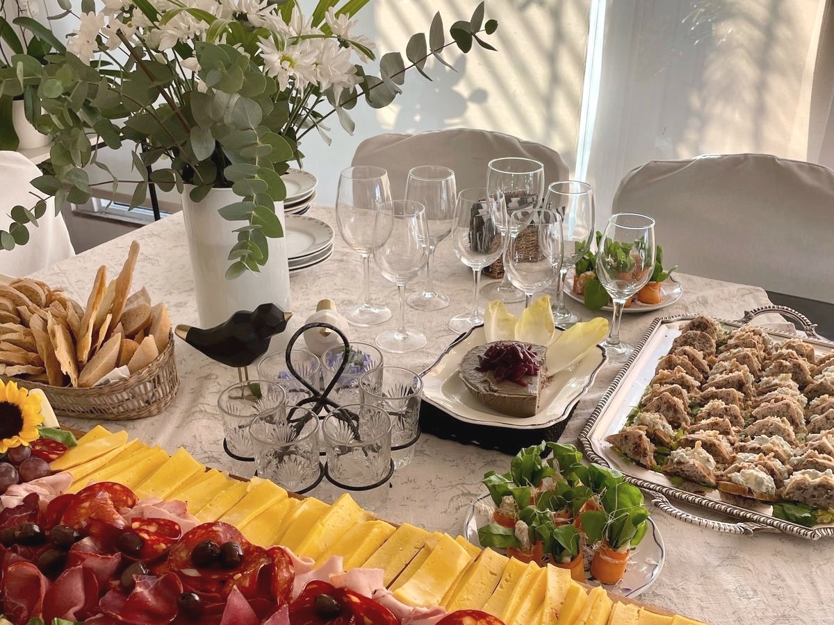 Mesa de catering en Recoleta con fiambres, quesos, copas y flores