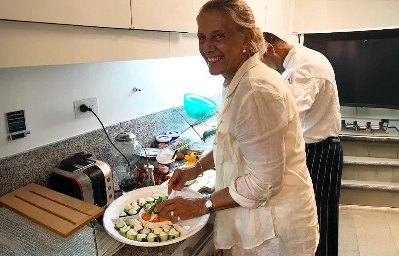 Clarisa preparando comida casera en la cocina